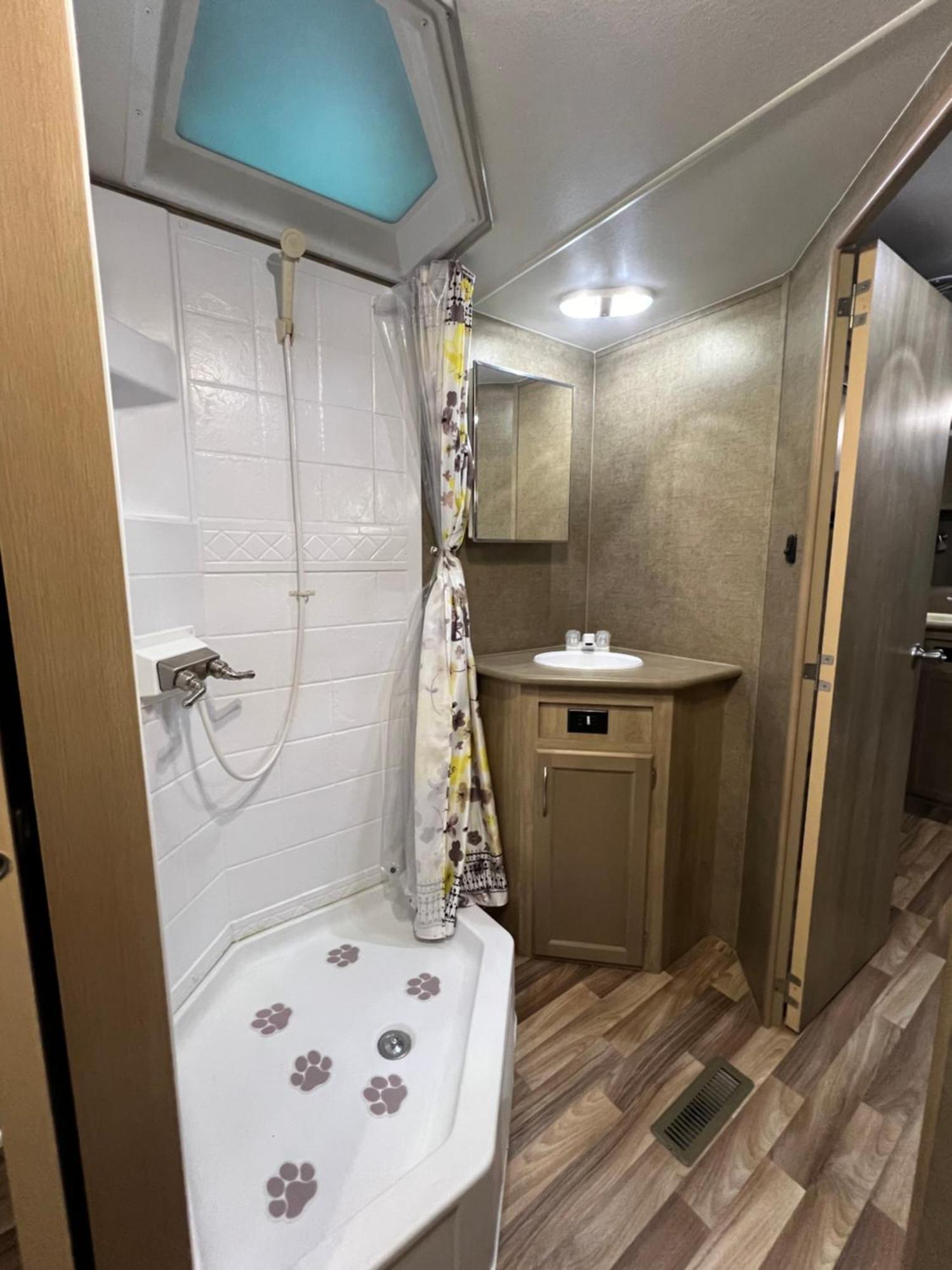 מלון קלמאת' Surfside Glamping Camper מראה חיצוני תמונה